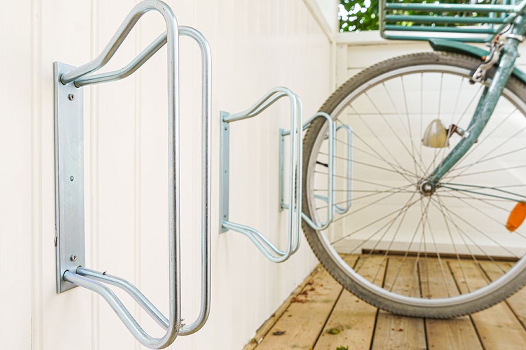 Vägghängt cykelställ med cykel