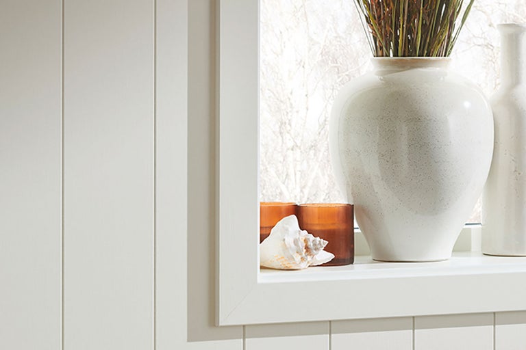 Dekorativa vaser och värmeljushållare på en fönsterbräda