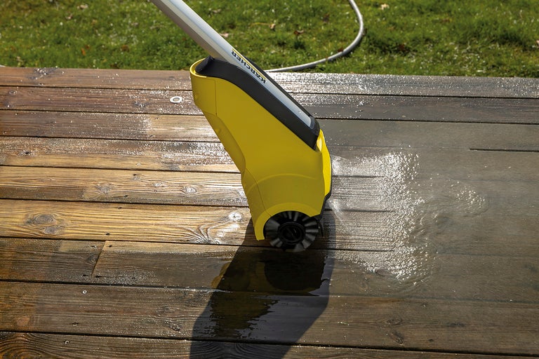 Terrasstvätt i drift på en träterrass