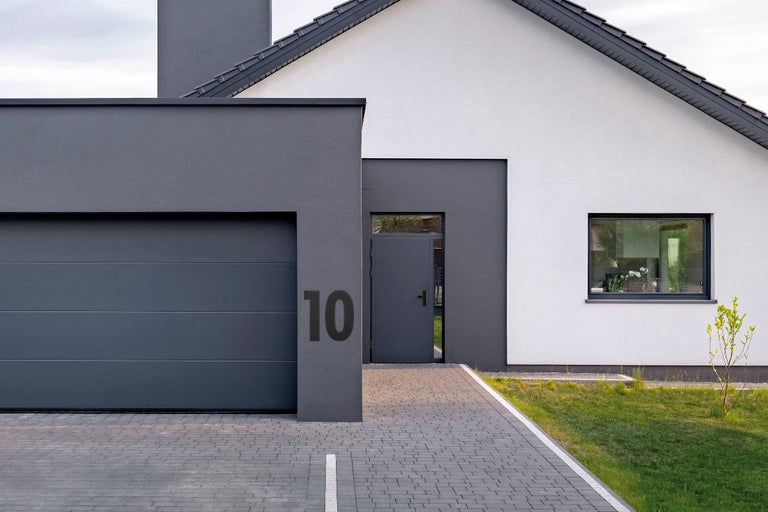 Modernt hus med garage, ytterdörr och husnummer 10