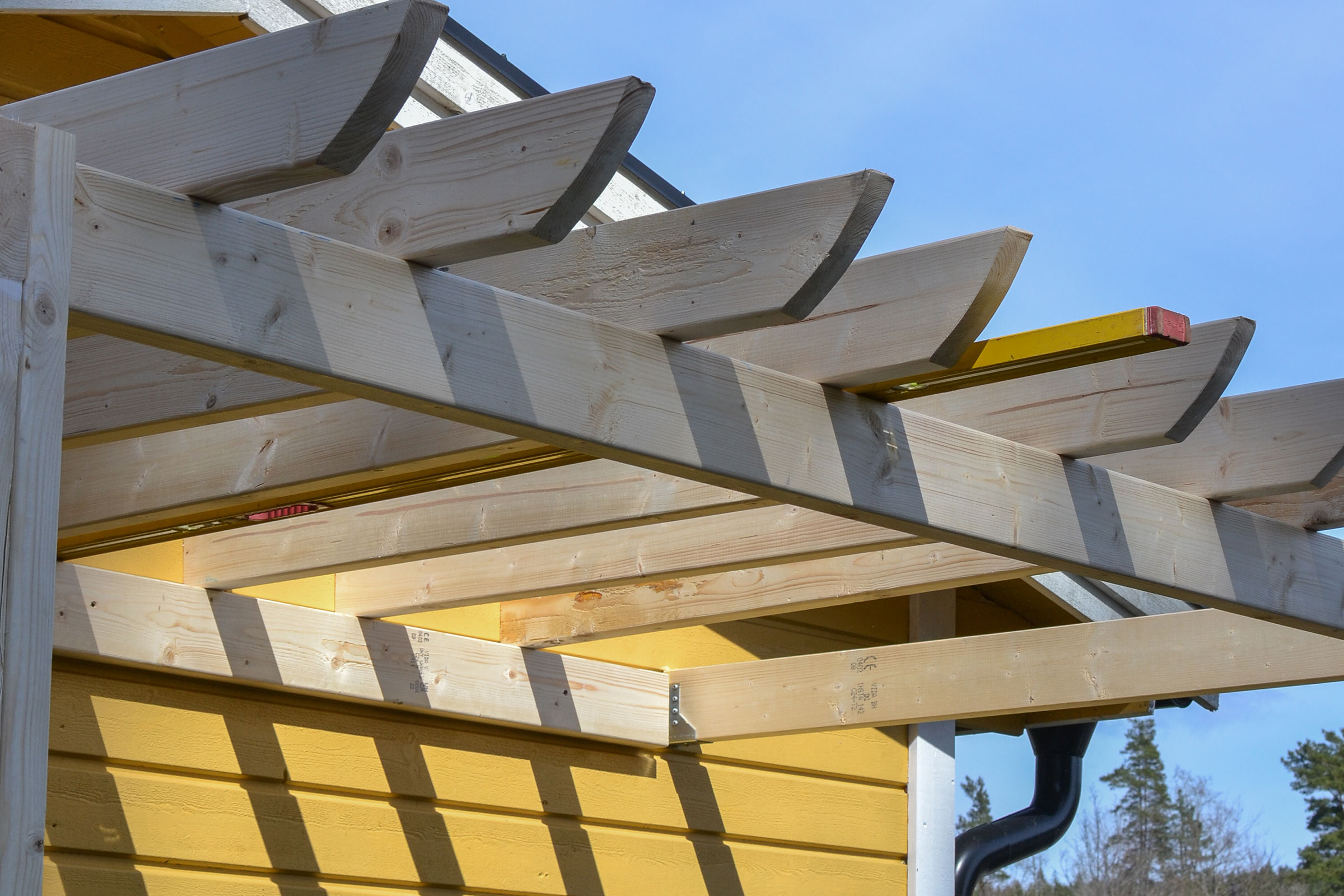 Närbild av träramen på en pergola under konstruktion