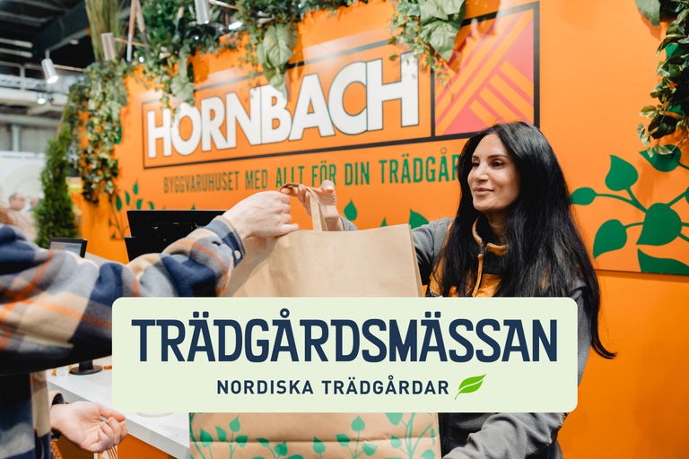 En kund tar emot en papperskasse i Hornbachs monter på trädgårdsmässan.