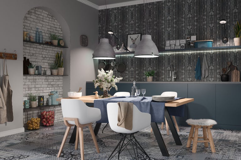 Ljust och rymligt kök med matbord, stolar, dekoration och matchande porslin.