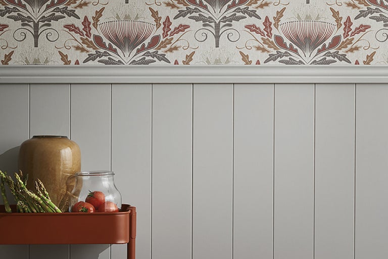 Väggdekoration med blommig tapet, träpanel och dekoration