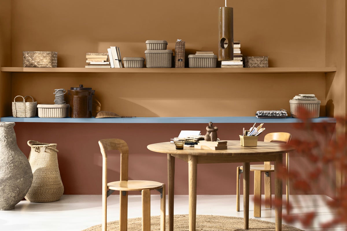 Vardagsrum med hyllor, korgar, förvaringslådor, runt bord och stolar.