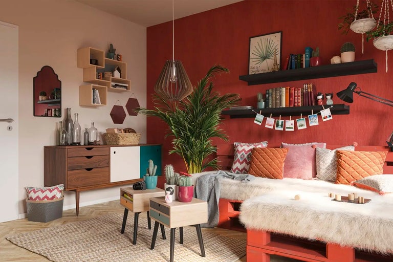 Vardagsrum med skänk, hyllor, pallmöbler och dekorativa element för en mysig atmosfär