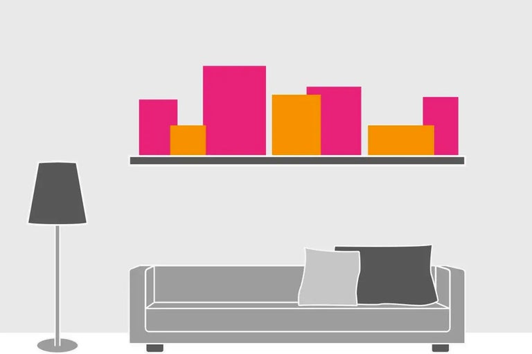 Illustration av ett vardagsrum med soffa, golvlampa och hylla