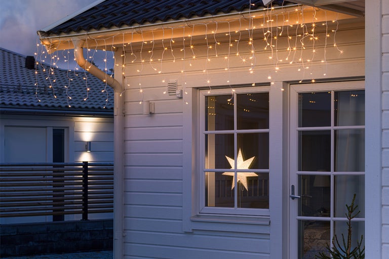 Husfasad med istappsslinga och fönsterstjärna