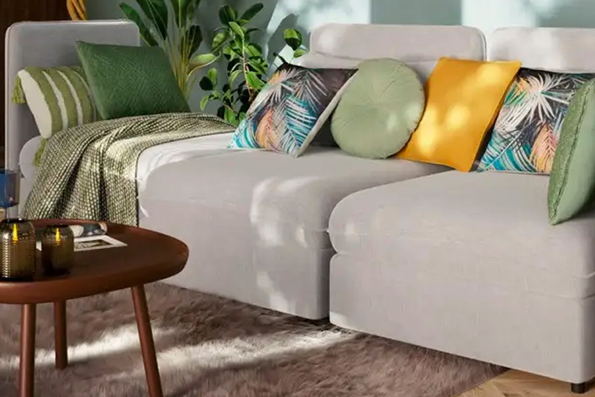 Mysig vardagsrumsscen med grå soffa, prydnadskuddar och soffbord