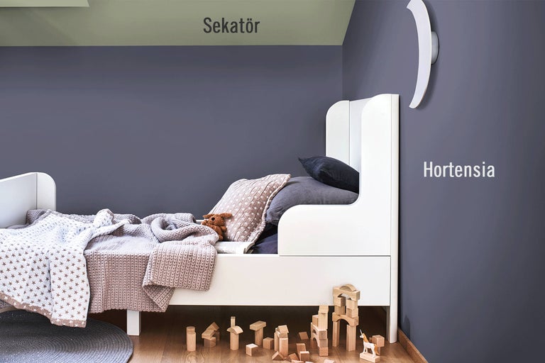 Barnrum med vit säng, leksaker och vägglampa