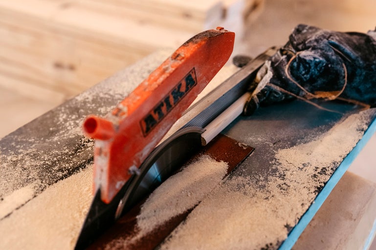 Atika bordsågar som skär en träbit