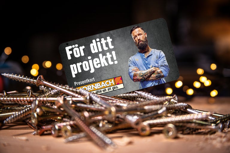 Hornbach presentkort mitt i en hög med skruvar