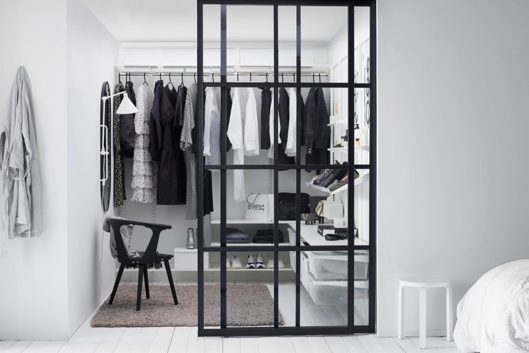 Klädkammare med kläder, stol och skjutdörr
