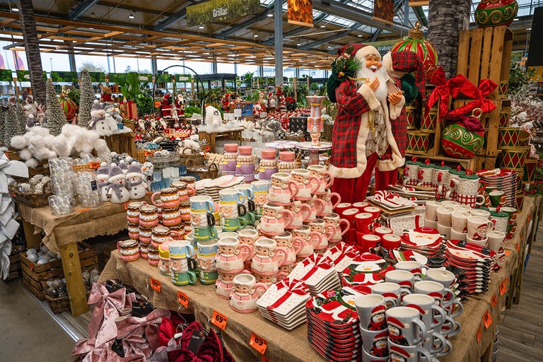 Dekorationsartiklar för julperioden på ett bord i en Hornbach-butik