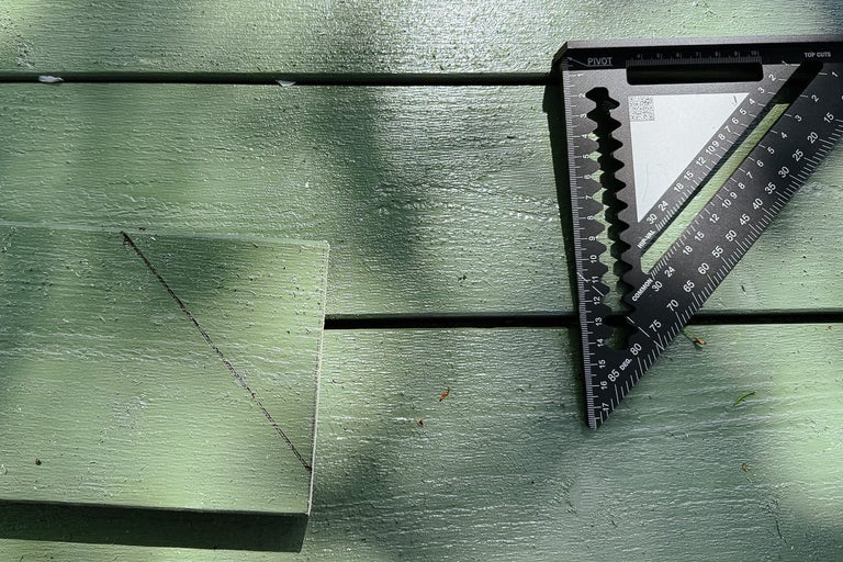 Snickarvinkel på träbräda