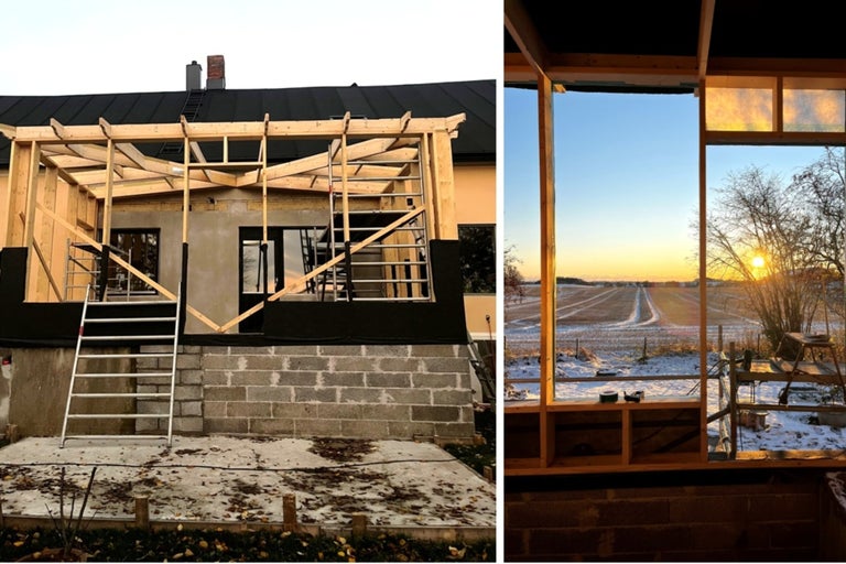 Trästomme för utbyggnad av hus på betonggrund med byggställning och utsikt över ett vinterlandskap genom balkarna.