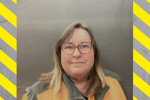 Porträtt av en person med glasögon och arbetskläder