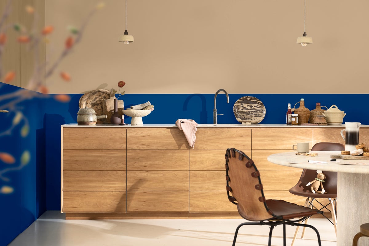 Ljust kök med träelement, diskho och matplats