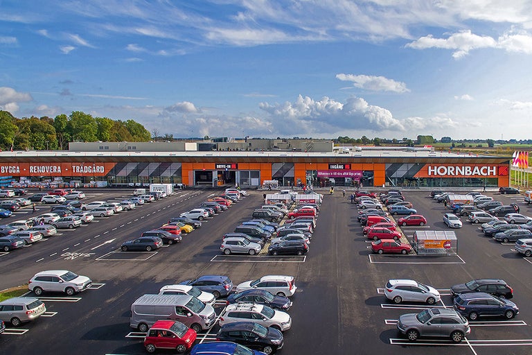 Hornbach byggmarknadsbyggnad med parkeringsplats