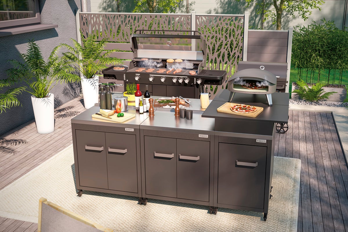 Utekök med grill, pizzaugn och arbetsbänk på en terrass