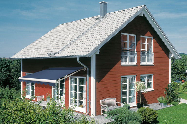 Husfasad med markis, fönster och tak