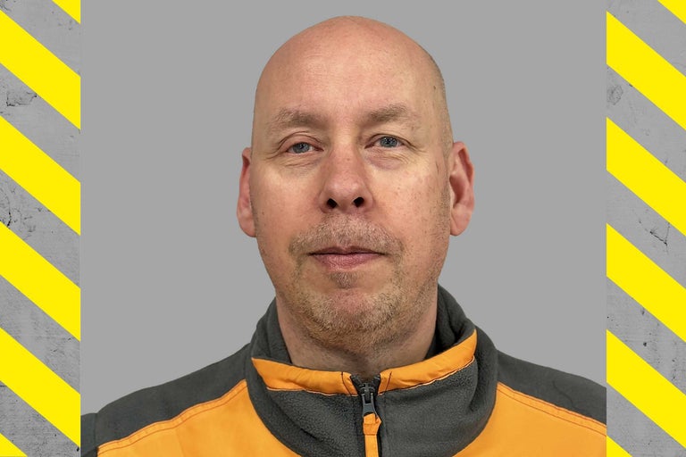 Porträtt av en man i fleecejacka