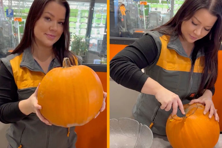 Kvinna skär pumpa för Halloweendekoration