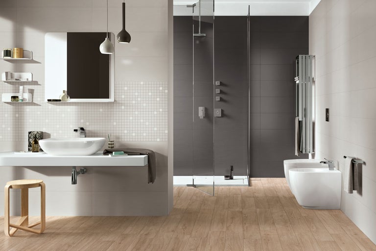 Ljust badrum med tvättställ, spegel, dusch och toalett