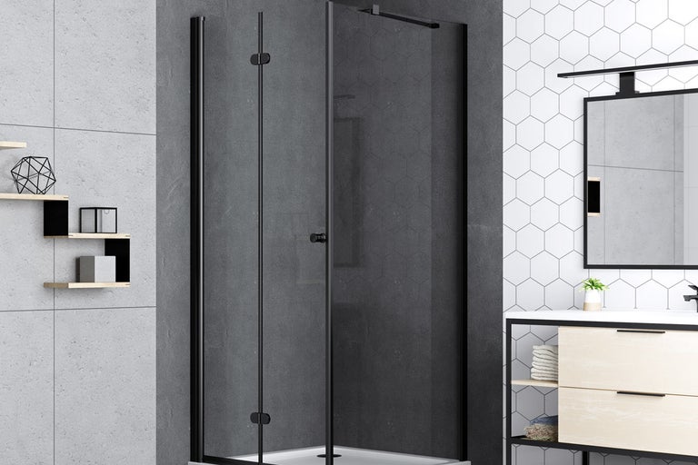 Badrum med duschkabin med transparent glas och svart ram