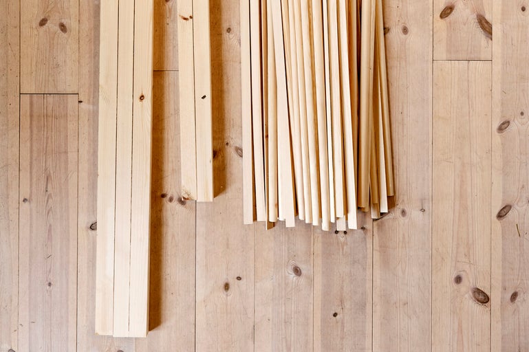 Trälister och rundvirke på trägolv