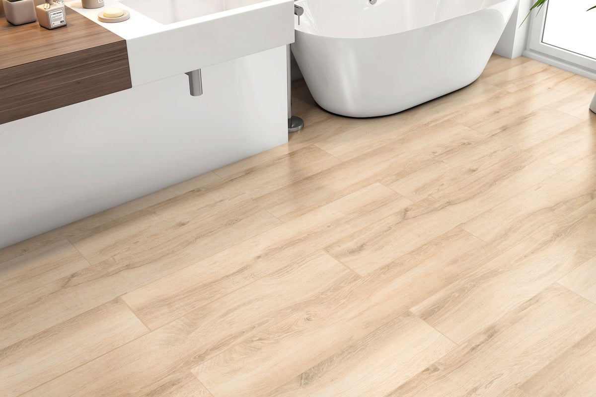 Badrum med ljusa träplattor, handfat och badkar