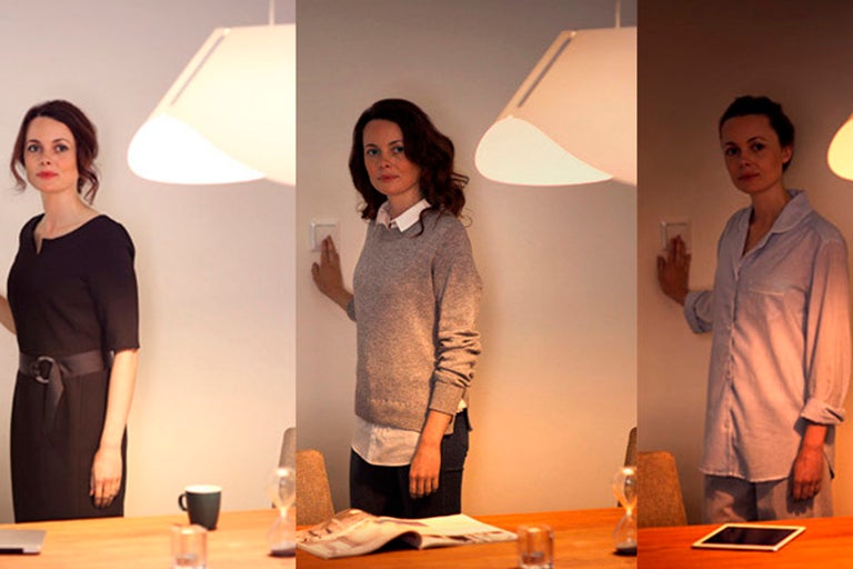 Tre scener visar en kvinna i olika kläder som använder en ljusströmbrytare och ändrar belysningen.
