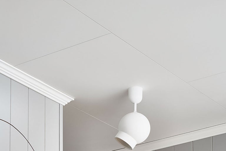Takpaneler och belysning i rummet.