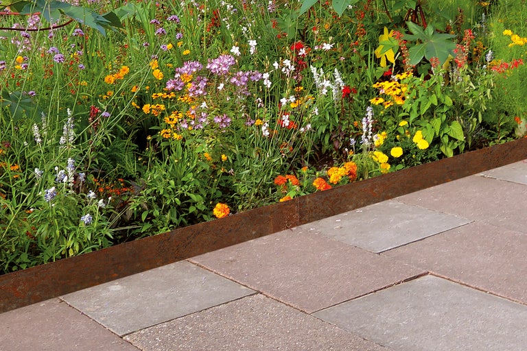 Rabattkant i cortenplåt i trädgård