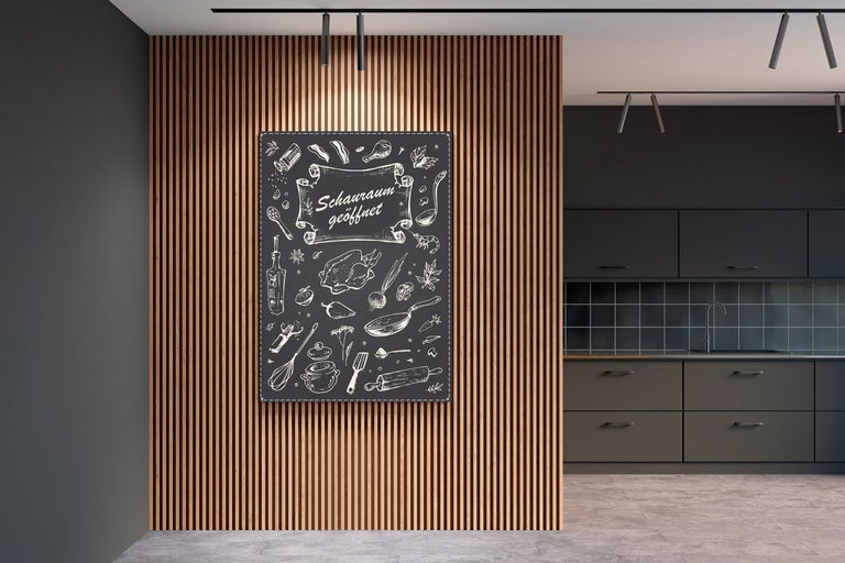 Modernt inrett kök med dekoration och köksredskapsmotiv