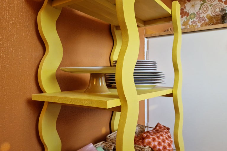 Gul hylla med porslin