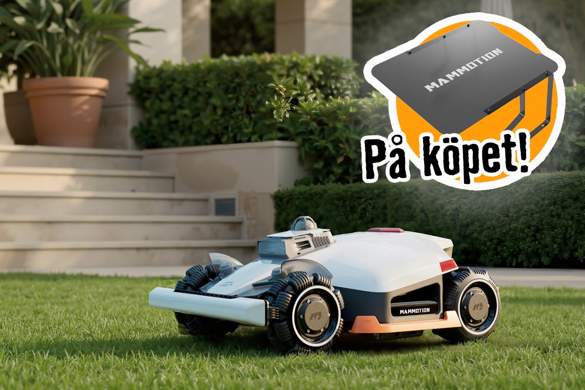 Mammotion robotgräsklippare på en gräsmatta i en ljus, organiserad trädgård med ett garage för gräsklipparen på köpet.