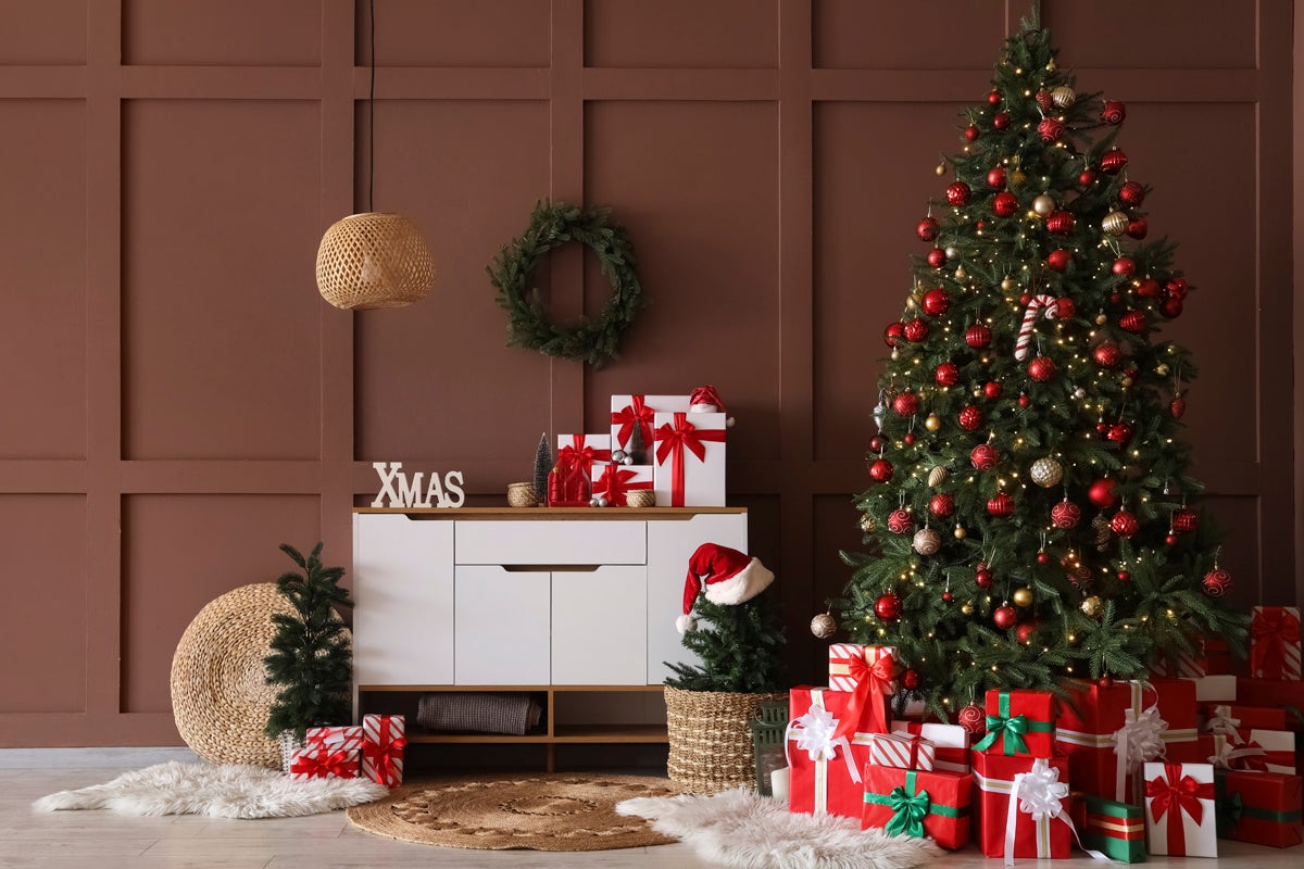 Juldekoration med julgran, presenter och byrå