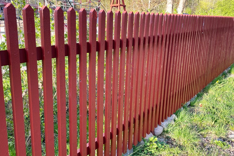 Så bygger du ett staket med stående ribbor