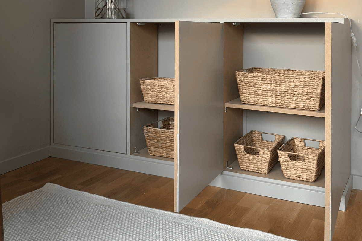 Skåp med hyllor och förvaringskorgar