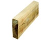 Tryckimpregnerat konstruktionsvirke, rektangulär regel med synlig träådring.