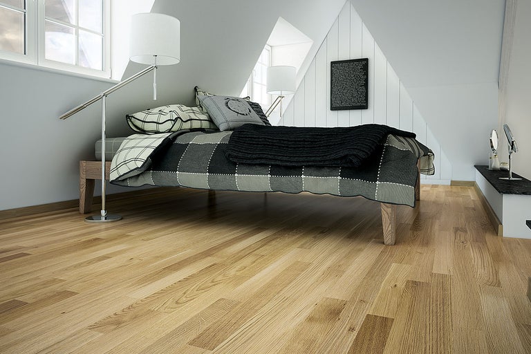 Sovrum med säng, lampa och trägolv