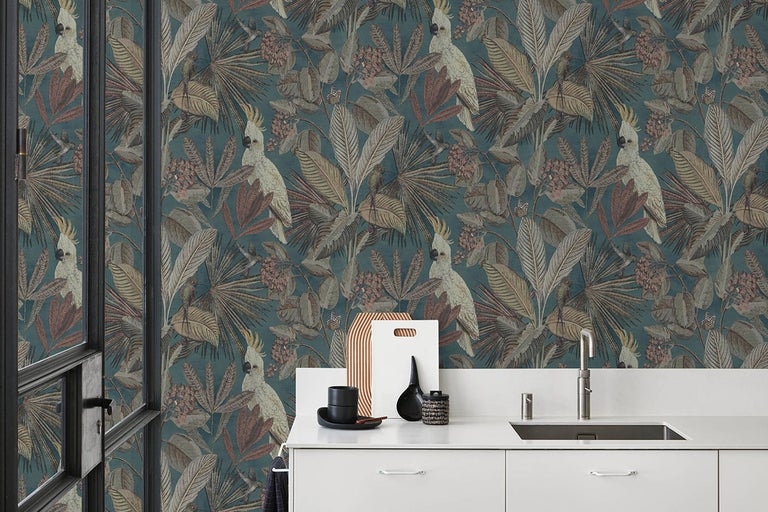 Detaljvy av en blommig tapet med papegojmönster i ett kök