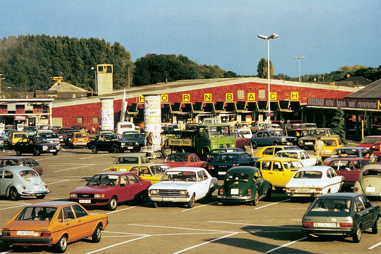 En livlig parkeringsplats framför ett Hornbach-byggvaruhus med många parkerade bilar