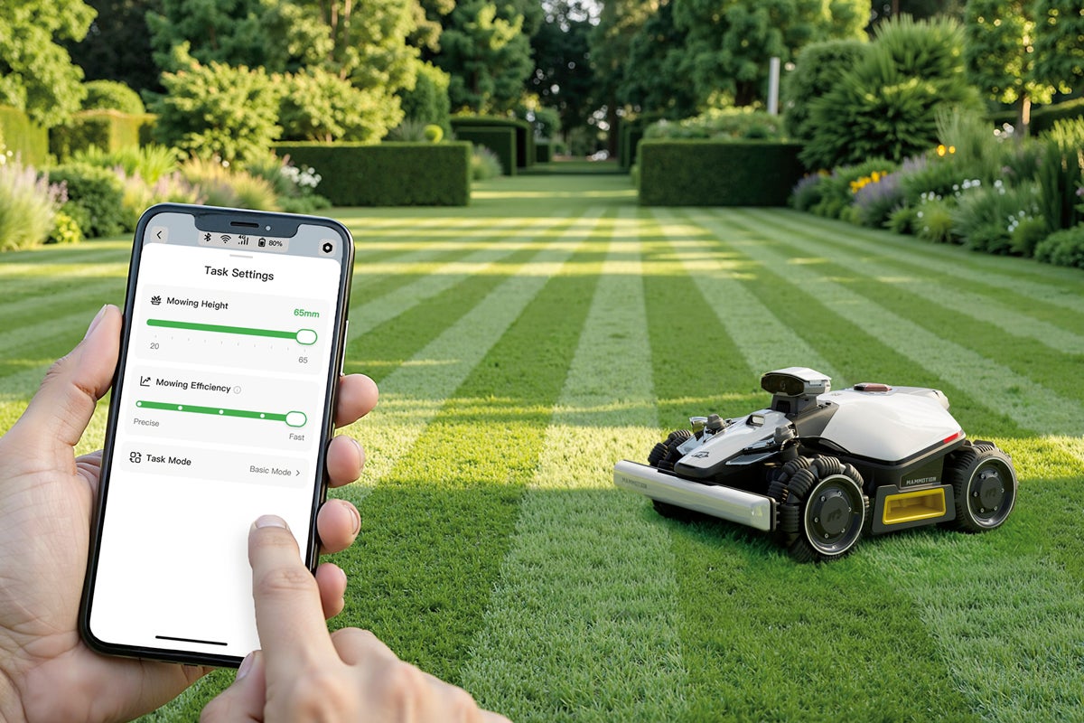 Robotgräsklippare på en gräsmatta med randigt mönster, styrd via en smartphone-app med inställningar för klipphöjd och effektivitet.