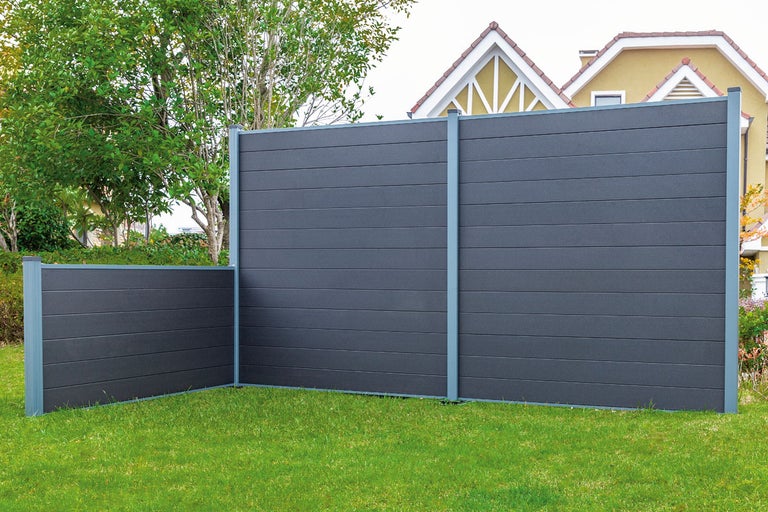 Trädgårdsscen med insynsskydd av WPC