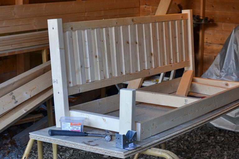 Träkonstruktion med hammare, skruvar och metallbeslag