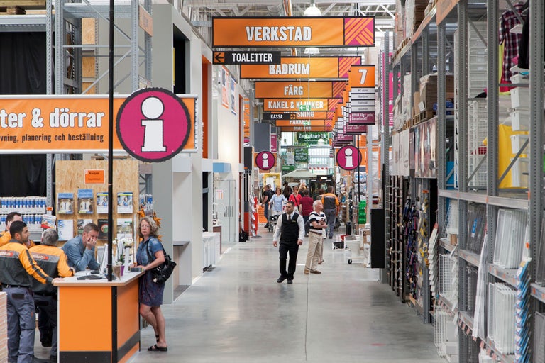 Interiör av en Hornbach-byggmarknad med gångar, hyllor och skyltar.