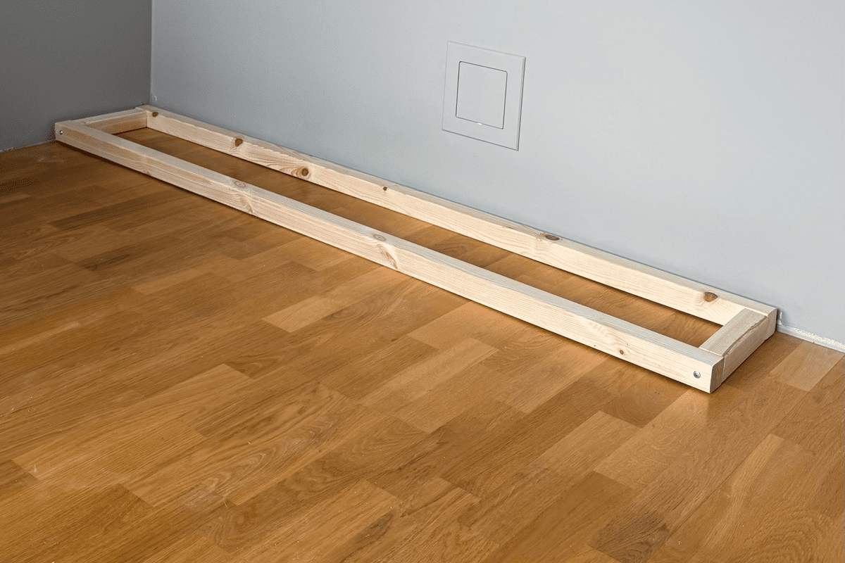 Träramkonstruktion på vägg och golv