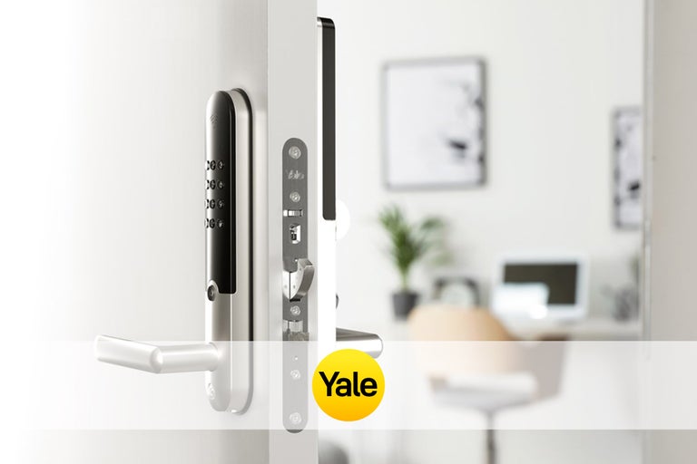 Dörr med elektroniskt dörrlås från Yale